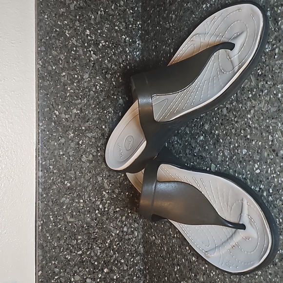 CROCS Shoes - CROCS Women's Olive Green and Cream Thong Sandals